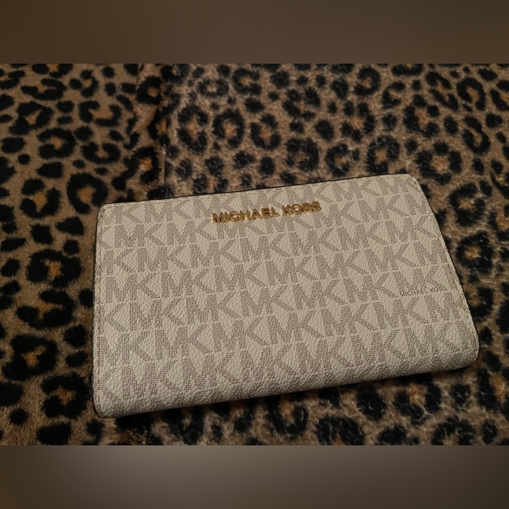 Michael kors bifold wallet